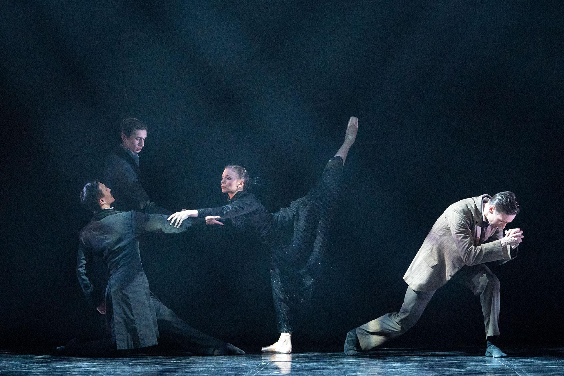 Harker and Arthur try to hold on to Mina despite her wanting to be with Dracula