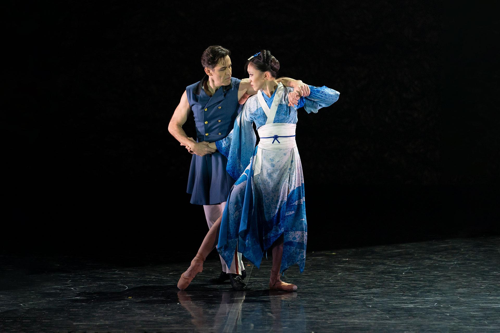 Townsend dances with Okichi