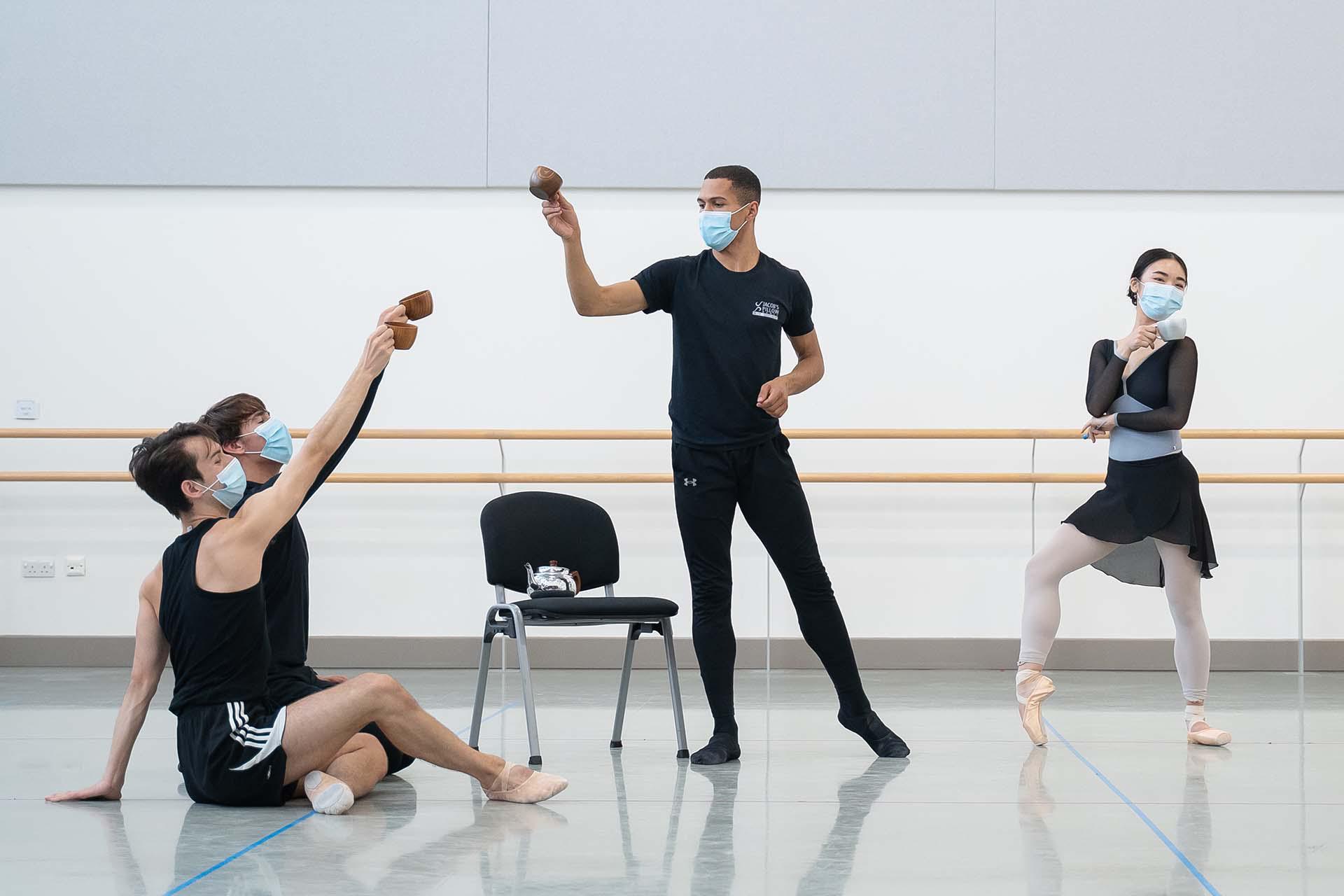 The dancer toast with drink alonft