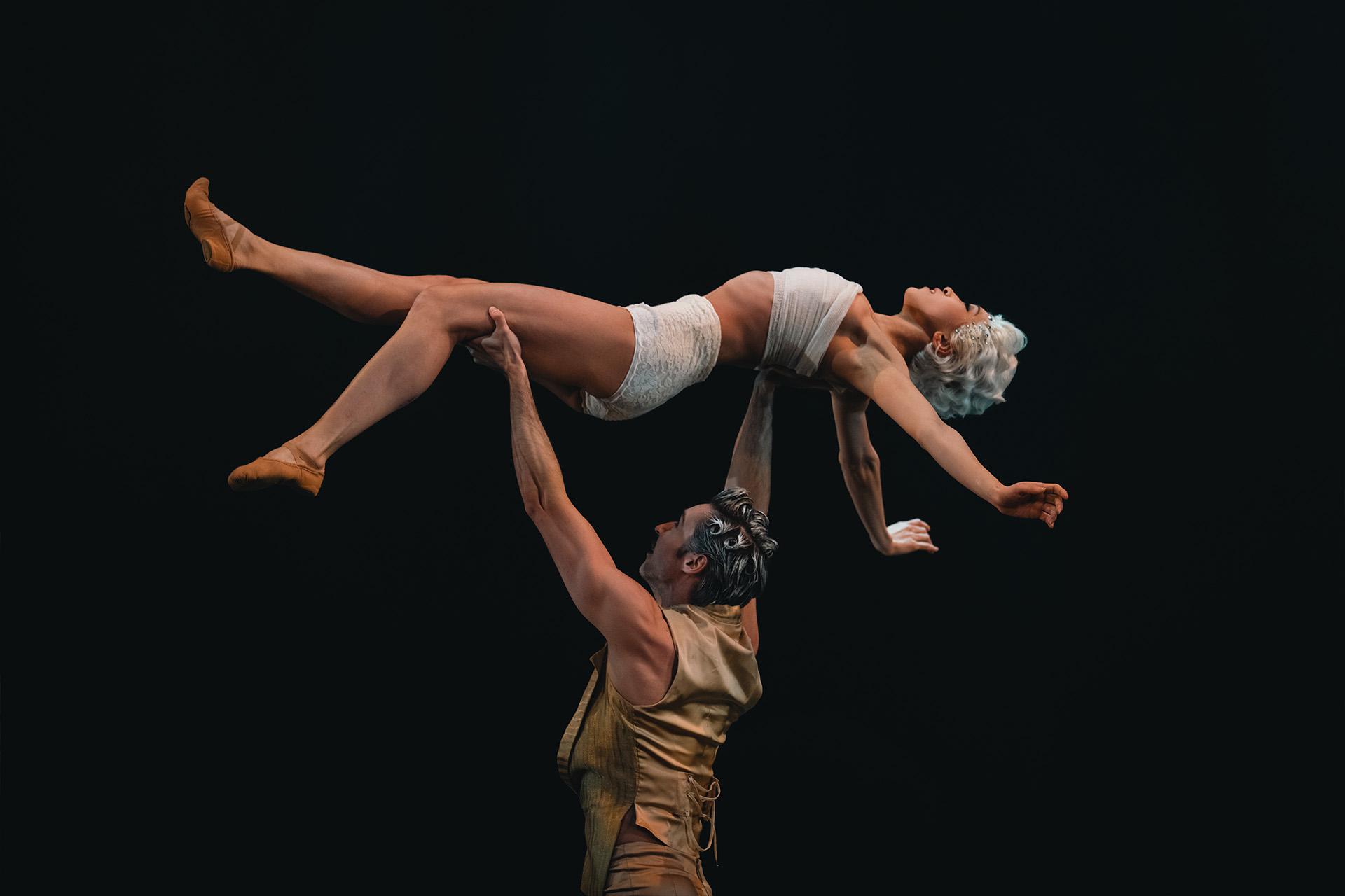 Casanova holds Bellino above his head